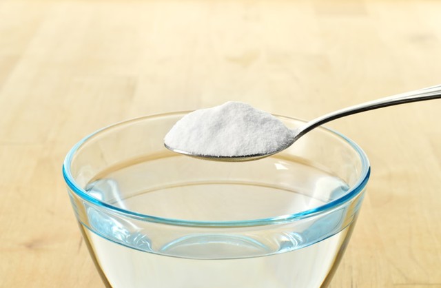 Baking soda, salah satu bahan yang dibutuhkan untuk membersihkan kompor. Foto: Shutter Stock