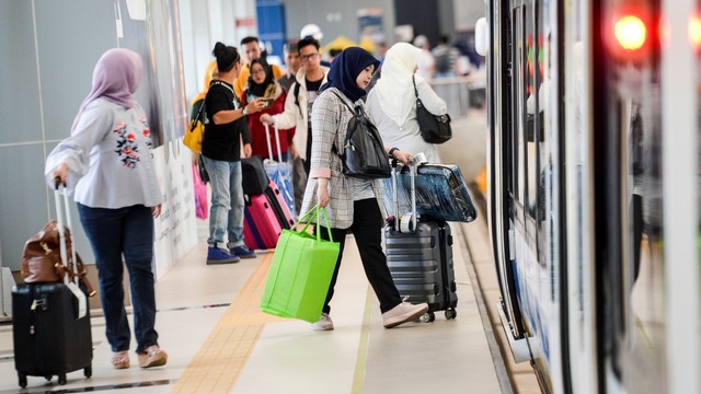 KONTEN SPESIAL, JASA TITIP, Ilustrasi orang membawa barang dan koper banyak di Bandara