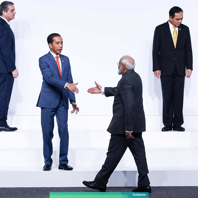Presiden Joko Widodo bersalaman dengan Perdana Menteri India Narendra Modi dalam acara G20 Summit, Osaka, Jepang (28/6). Foto: Reuters