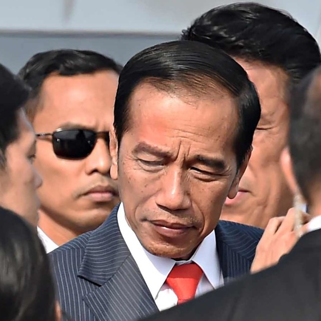 Presiden Jokowi saat tiba di Bandara Kansai, Osaka, Jepang. Foto: AFP