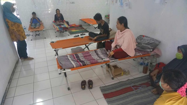 Pasien penderita Hepatitis A menjalani rawat inap di tempat-tempat tidur darurat (velt bed) di Puskesmas Ngadirojo, Pacitan, Jawa Timur, Kamis (27/6/2019). Foto: ANTARA FOTO/Destyan Sujarwoko