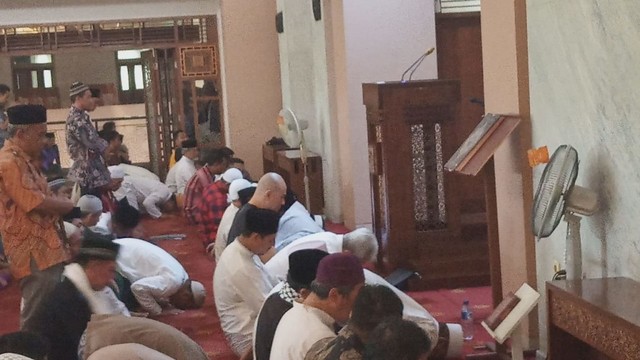 Deddy Corbuzier melakukan salat Jumat perdana, Jumat (28/6)