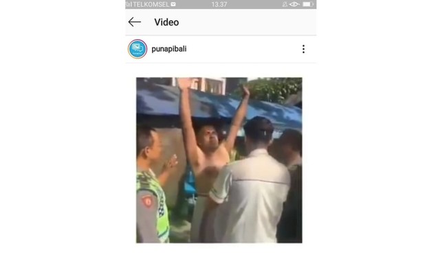 Potongan gambar dari bule yang bertelanjang bulat di Sanur di video yang diunggah di media sosial, Jum;at (28/6) - kanalbali/KAD