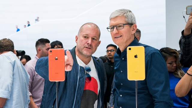 Chief Design Officer Apple, Jony Ive (kiri), bersama CEO Apple, Tim Cook (kanan). Foto: Apple