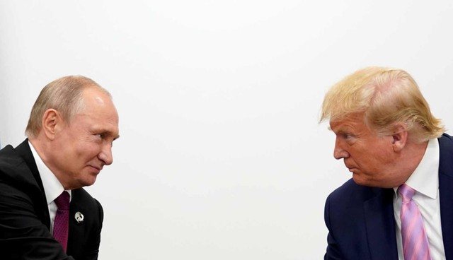 Presiden Vladimir Putin dan Presiden Donald Trump bersalaman. Foto: Reuters