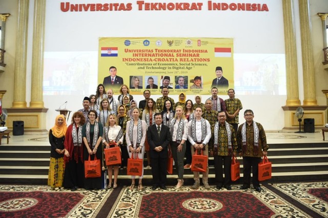 Sesi foto antar delegasi dari Universitas Teknokrat Indonesia, Vern University, University of Zagreb dan KAGAMA, Jumat (28/6) | Foto : Humas Teknokrat Indonesia