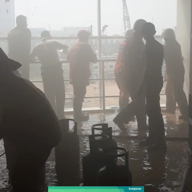 Sejumlah petugas Petugas pemadam kebakaran usai memadamkan api yang membakar lantai 2 foodcourt ITC Depok. Foto: Dok. Dinas Pemadam Kebakaran Kota Depok