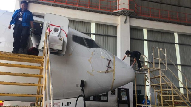 Teknisi sedang mengecek dan merawat pesawat di hanggar Batam Aero Technic (BAT), Batam, milik Lion Air Group