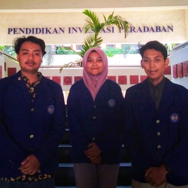 Mahasiswa yang membuat sensor sepatu pintar untuk tunanetra. Foto: Dokumentasi Humas UNY