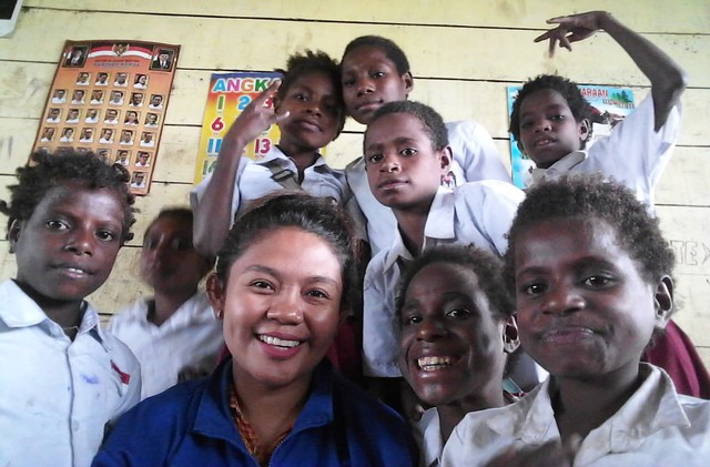 Diana Da Costa, guru muda di pedalaman Papua, saat bersama murid-muridnya di SD Inpres Kaibusene, Distrik Haju, Kabupaten Mappi, Papua. (Foto: Dok. Pribadi)