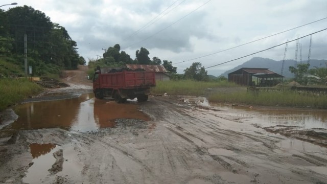 Kondisi jalan trans Sulawesi di Kolonodale, Kabupaten Morowali Utara, Sulteng. Foto: Ivan/PaluPoso