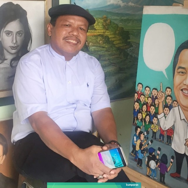 Wito, salah satu pelukis di pinggir Lapangan Banteng. Foto: Elsa Toruan /kumparan