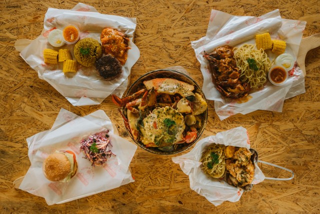 Cajun On Wheels menyajikan beragam menu seafood bucket dan juga platters (www.zomato.com) 