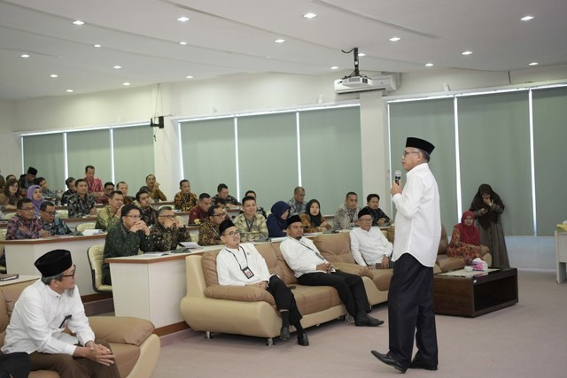 Plt Gubernur Aceh memberikan materi dalam pelatihan kepemimpinan LAN-RI Aceh, Banda Aceh. Foto: Humas Aceh