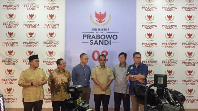 Konferensi pers sekjen koalisi adil makmur setelah bertemu dengan Prabowo Foto: Paulina Herasmarindar/kumparan