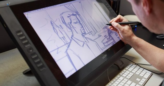pria kerja dari rumah menggambar animasi di tablet