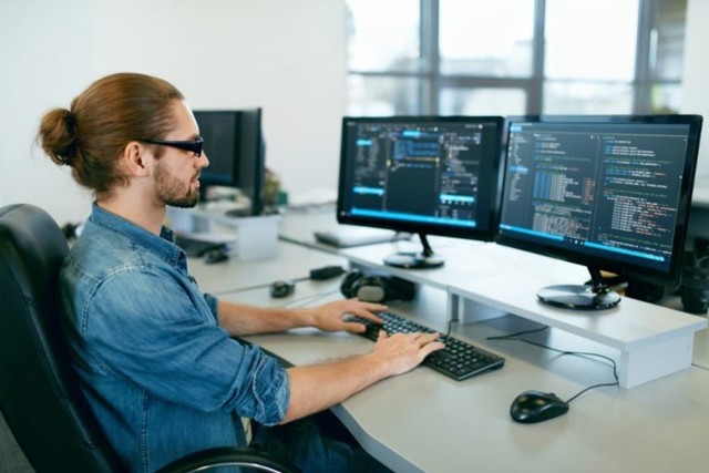 pria kerja dari rumah menjadi programmer