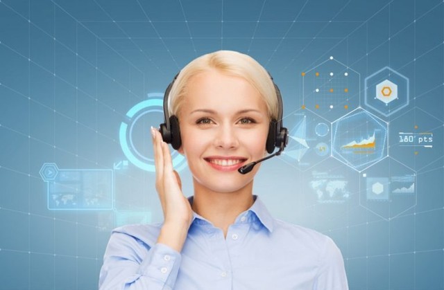 perempuan dengan headphone kerja dari rumah menjadi asisten virtual