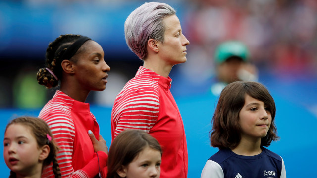 Megan Rapinoe bungkam saat pemutaran lagu kebangsaan di laga Piala Dunia Wanita 2019 antara Timnas AS dan Prancis. Foto: Benoit Tessier/Reuters