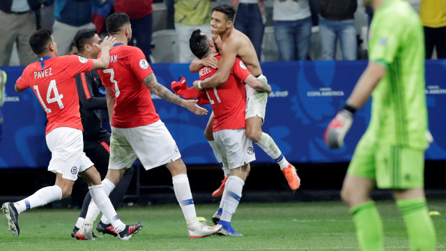 Timnas Cile memenangi adu penalti atas Kolombia di perempat final Copa America. Foto: Henry Romero/Reuters