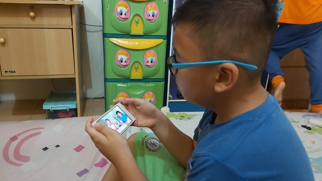 Ilustrasi anak yang sedang menonton video mengenai review mainan di salah satu channel youtube anak-anak. Foto: dok Hi!Pontianak