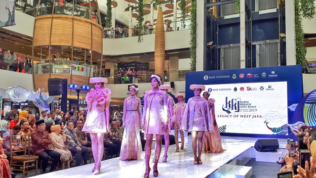 Fashion show pada acara Karya Kreatif Jawa Barat (KKJ) 2019 di Bandung. (Assyifa)