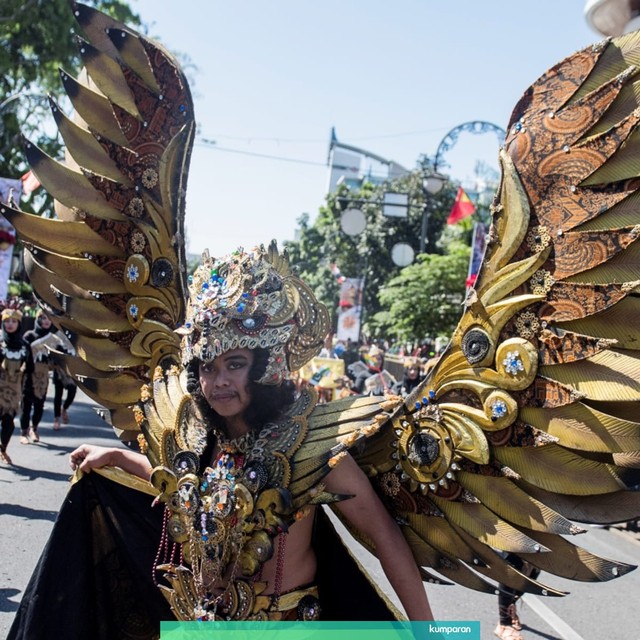 Peserta parade mengikuti Asia Africa Carnival di Bandung, Jawa Barat, Sabtu (29/6). Foto: ANTARA FOTO/M Agung Rajasa