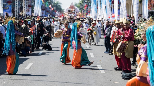 Peserta parade mengikuti Asia Africa Carnival di Bandung, Jawa Barat, Sabtu (29/6). Foto: ANTARA FOTO/M Agung Rajasa