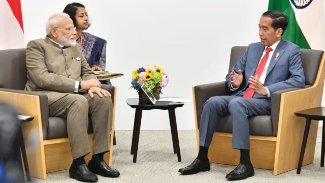 Presiden Joko Widodo (kanan) berbincang dengan Perdana Menteri India Narendra Modi saat menghadiri KTT G20 di Osaka, Jepang. Foto: Dok. Laily Rachev - Biro Pers Sekretariat Presiden