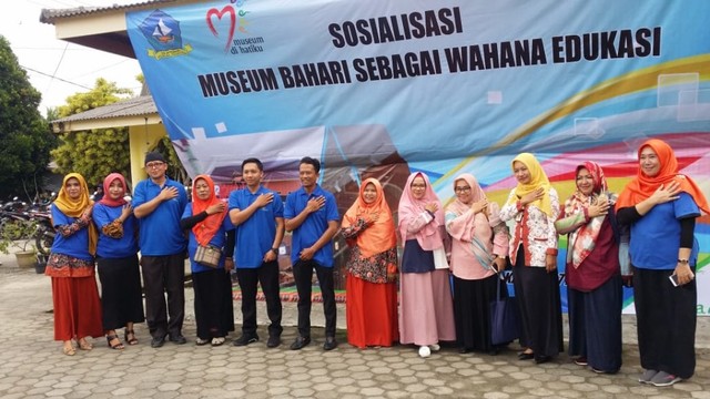 Foto bersama peserta sosialisasi dan narasumber