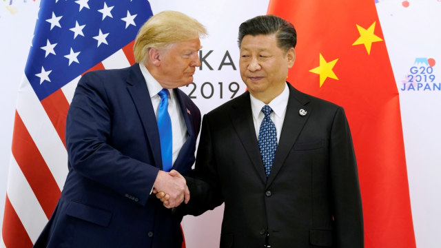 Presiden Amerika Serikat Donald Trump (kiri) berjabat tangan dengan Presiden China Xi Jinping (kanan) pada pertemuan bilateral di KTT G20 di Osaka, Jepang. Foto: REUTERS / Kevin Lamarque