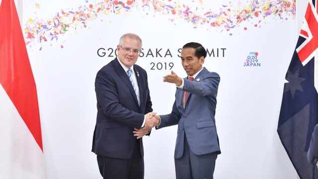 Perdana Menteri Australia Scott Morrison (kiri) berjabat tangan dengan Presiden Joko Widodo pada pertemuan bilateral di KTT G20 di Osaka, Jepang. Foto: Dok. Biro Pers Sekretariat Presiden