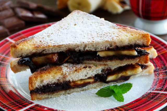 Ilustrasi roti bakar isi pisang cokelat Foto: Shutter Stock