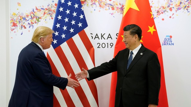 Presiden Amerika Serikat Donald Trump (kiri) berjabat tangan dengan Presiden China Xi Jinping (kanan) pada pertemuan bilateral di KTT G20 di Osaka, Jepang. Foto: REUTERS / Kevin Lamarque