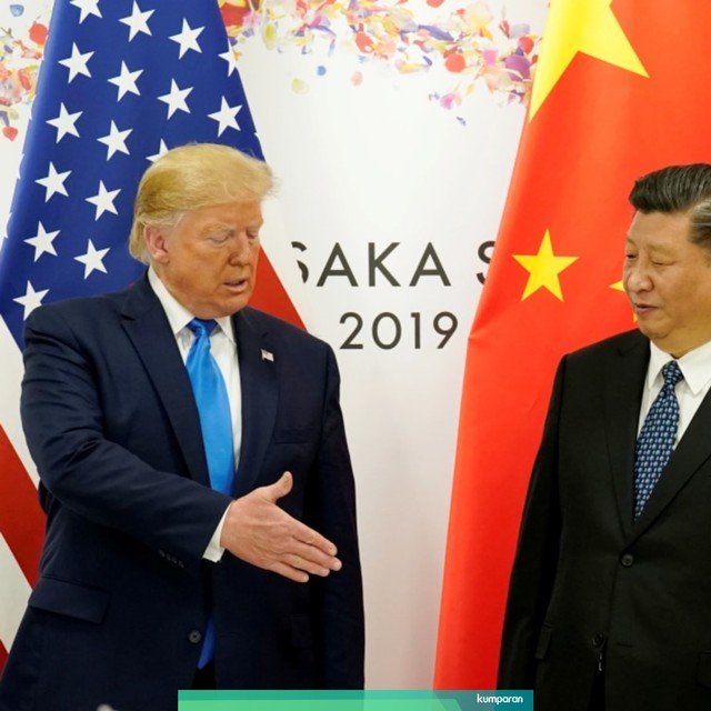 Presiden Amerika Serikat Donald Trump (kiri) bertemu dengan Presiden China Xi Jinping pada pertemuan bilateral di KTT G20 di Osaka, Jepang. Foto: REUTERS / Kevin Lamarque