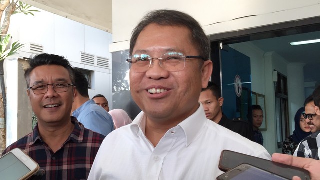Menteri Komunikasi dan Informatika Rudiantara (kanan) usai menjenguk Wali Kota Surabaya Tri Rismaharini di RSUD dr Soetomo, Surabaya. Foto: Yuana Fatwalloh/kumparan