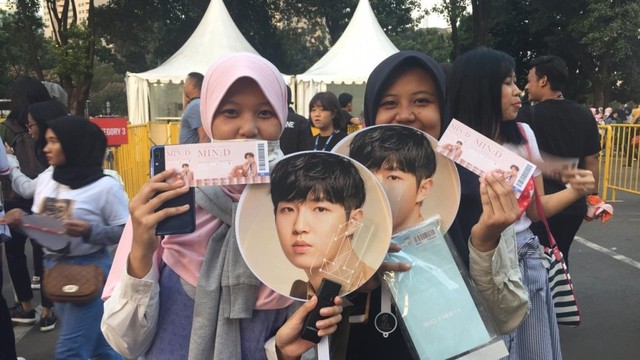 Hesti dan temannya, pemenang give away kumparan berupa tiket fan meeting Kim Jaehwan, ‘Min:D’, di Istora Senayan, Jakarta, Sabtu (29/6). Foto: Nadila Eldia Rochlik/kumparan