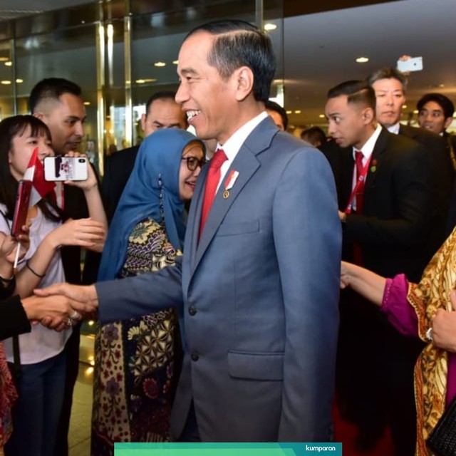 Presiden Joko Widodo (kedua kanan) bersama Iriana Jokowi (kanan) menyapa warga usai menghadiri KTT G20 di Osaka, Jepang. Foto: Dok. Muchlis Jr - Biro Pers Sekretariat Presiden