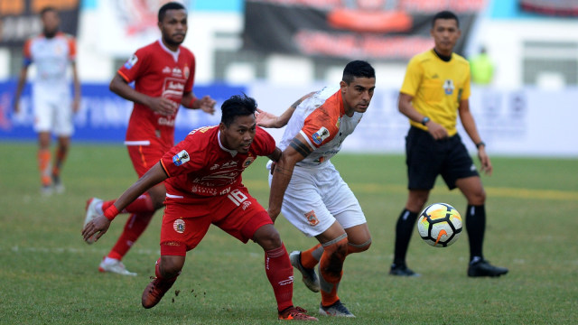 Pemain Persija Jakarta Tony Sucipto (kiri) berebut bola dengan pemain Borneo FC dalam pertandingan semifinal leg pertama Piala Indonesia di Stadion Wibawa Mukti, Cikarang. Foto: ANTARA FOTO/M Risyal Hidayat
