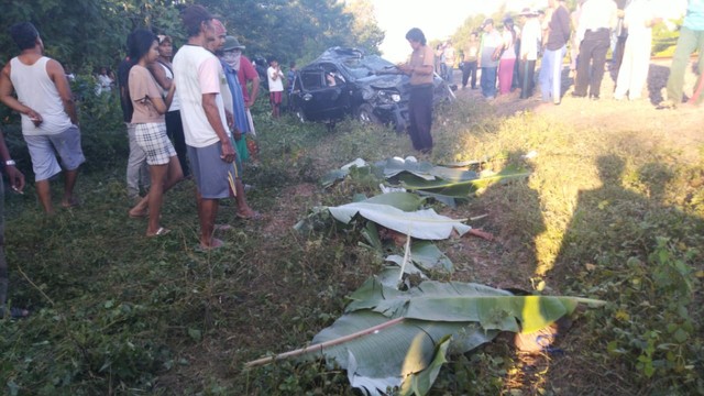 Tujuh Korban tewas kecelakaan lalu lintas antara Kereta Api Jayabaya dengan mobil Terios di perlintasan tanpa palang pintu di Desa Jaya Mulya, Kecamatan Kroya , Kabupaten Indramayu, Jawa Barat, saat dievakuasi oleh warga. (Nanang)