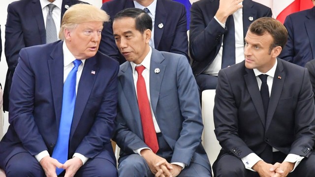 Presiden Joko Widodo (tengah) berbincang dengan Presiden Amerika Serikat Donald Trump (kiri) saat menghadiri KTT G20 di Osaka, Jepang. Foto: Dok. Laily Rachev - Biro Pers Sekretariat Presiden