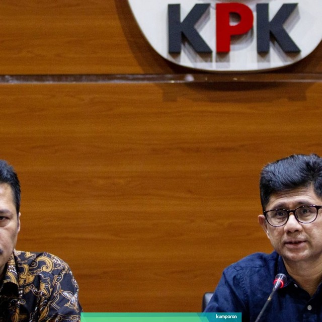 Wakil Ketua KPK Laode M Syarif (kanan) bersama Jaksa Agung Muda Intelijen (Jamintel) Jan S Maringka (kiri) menyampaikan keterangan pers terkait OTT Jaksa Kejati di gedung KPK, Jakarta, Sabtu (29/6). Foto: ANTARA FOTO/Dhemas Reviyanto