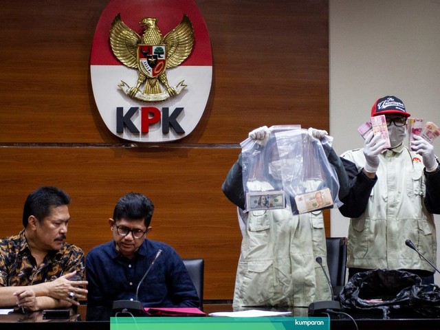 Wakil Ketua KPK Laode M Syarif (kedua kiri) bersama Jaksa Agung Muda Intelijen (Jamintel) Jan S Maringka (kiri) menyampaikan keterangan pers terkait OTT Jaksa Kejati di gedung KPK, Jakarta. Foto: ANTARA FOTO/Dhemas Reviyanto