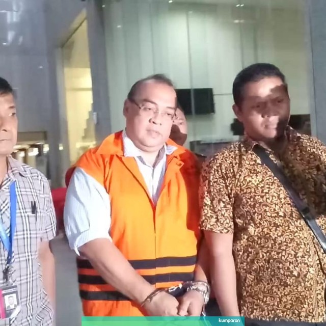 Asisten Bidang Tindak Pidana Umum Kejaksaan Tinggi DKI Jakarta, Agus Winoto (tengah) usai menjalani pemeriksaan di Gedung KPK. Foto: Adhim Mugni Mubaroq/kumparan