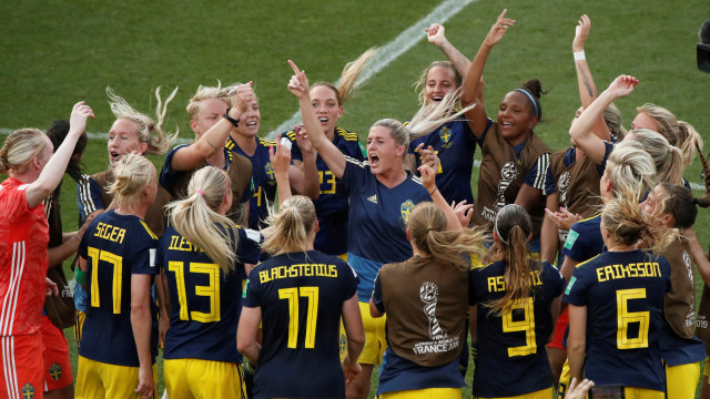 Para pemain Swedia merayakan kemenangan atas Jerman di perempat final Piala Dunia Wanita 2019. Foto: Benoit Tessier/Reuters