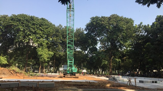 Pembangunan dinding diafragma (d-wall) untuk gardu induk listrik (receiving sub-station/RSS) di Monumen Nasional (Monas) untuk MRT Fase II