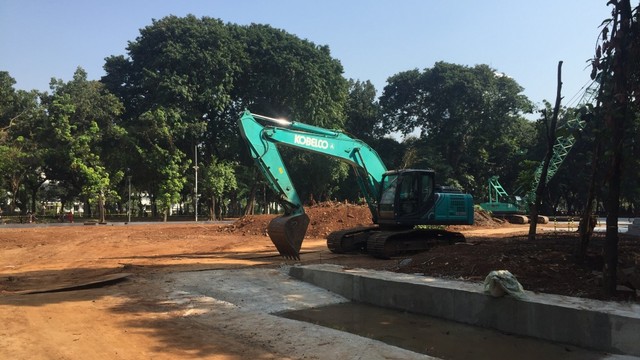 Pembangunan dinding diafragma (d-wall) untuk gardu induk listrik (receiving sub-station/RSS) di Monumen Nasional (Monas) untuk MRT Fase II