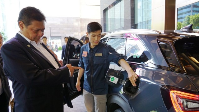Menteri Perindustrian Airlangga Hartarto mengamati teknologi yang diterapkan pada mobil fuel cell Hyundai Nexo di Seoul, (25/6). Foto: Dok. Kementerian Perindustrian