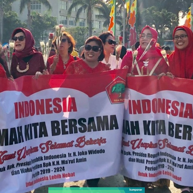 Relawan Jokowi Gelar Aksi Bagi 1.000 Bunga untuk Indonesia Damai di CFD Bundaran HI,  Minggu (30/6). Foto: Maulana Ramadhan/kumparan