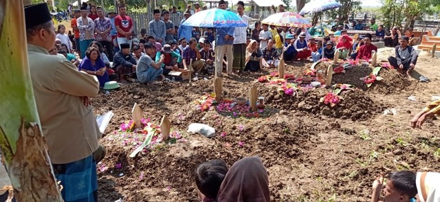 Korban tewas dalam insiden kecelakaan lalu lintas di perlintasan kereta api Desa Jaya Mulya, Kecamatan Kroya, Kabupaten Indramayu, dimakamkan, Minggu (30/6). (Komara)